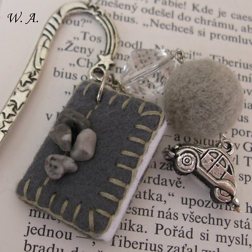 Záložka do knihy s miniaturní knížkou (šedá) — foto 1