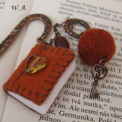 Záložka do knihy s miniaturní knížkou (tmavě hnědá) — foto 1