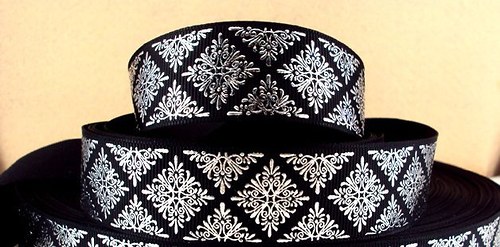 Stuha rypsová š.25 mm: Stříbrný ornament/černá