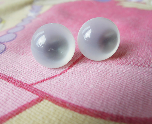 Bílé lesklé pecky 13mm (chirurgická ocel) — foto 1