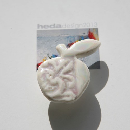 S pečetí (porcelánová brož) — foto 1