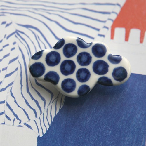 Oblačno a krásně (porcelánová brož) — foto 1