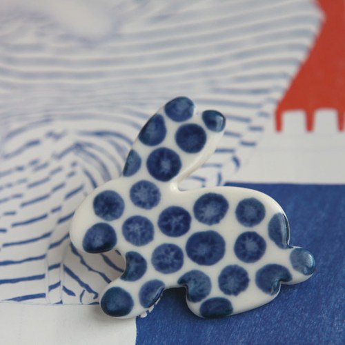 Pod oblaky... Králík (porcelánová brož) — foto 1