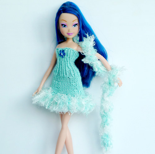 Mentolové šaty s boa pro WINX — foto 1