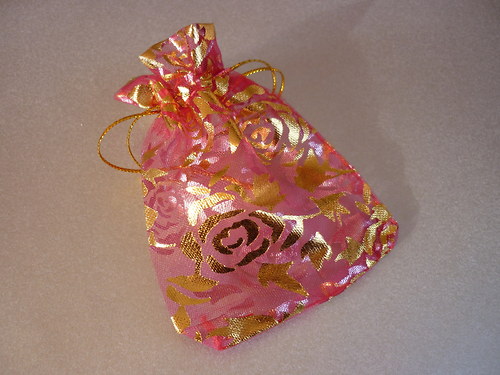 O8/ organza sáček s růžemi / 9x6,5 cm bordó