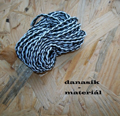 BÍLOČERNÁ SPLÉTANÁ KŮŽE - METRÁŽ -3 mm