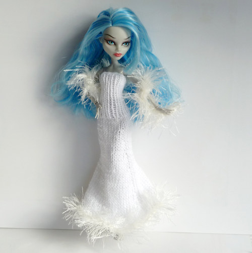 Svatební šaty s boa pro Monster High — foto 1