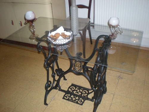 Skleněný stolek - litinové nohy — foto 1