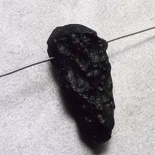 Tektit s průvlekem 663 — foto 1