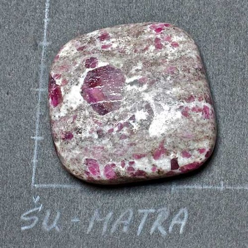 Rubín v mateční hornině — foto 1