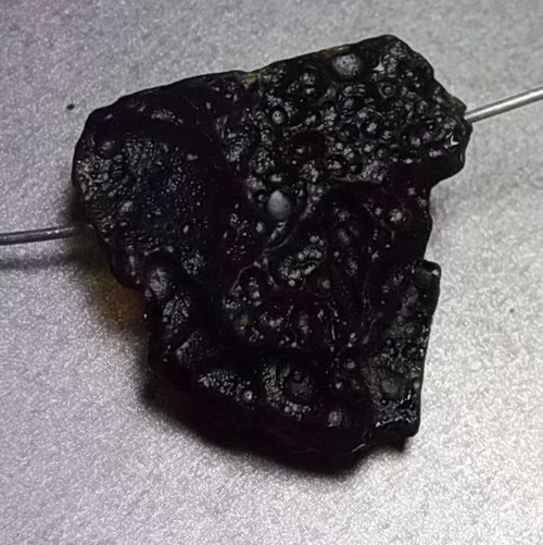 Tektit s průvlekem 691 — foto 1