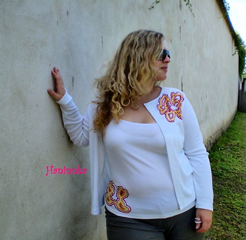 Tílko s bílým svetříkem — foto 1