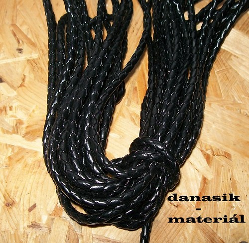 ČERNÁ SPLÉTANÁ KŮŽE - METRÁŽ - 5 mm — foto 1
