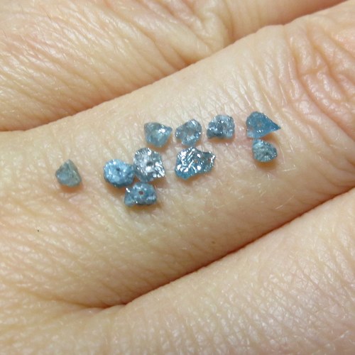 Modrý surový diamant vrtaný, 10ks — foto 1