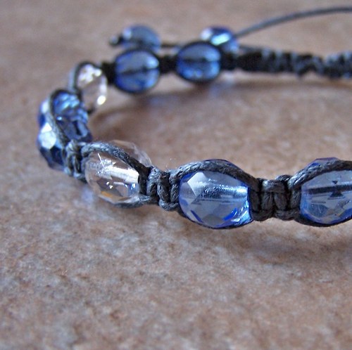 Náramek macramé/shamballa - šedomodrý — foto 1