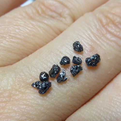 R Černý surový diamant vrtaný, 10ks — foto 1