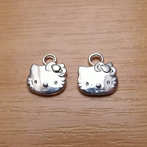 Hello Kitty - stříbrná- 13mm x 11mm — foto 1