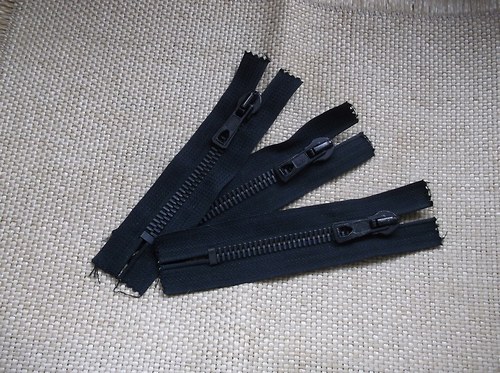 Černý silný zip 11 cm (16cm)