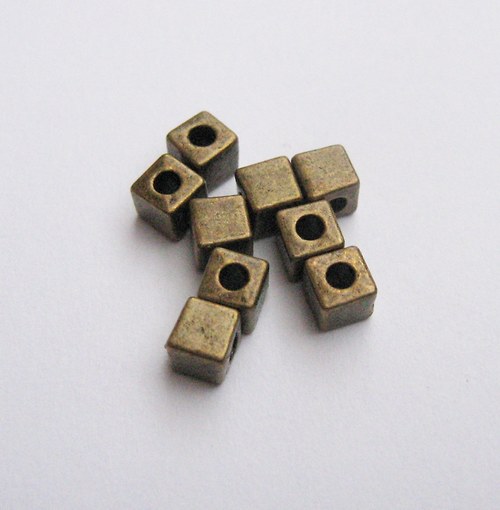 Korálky 4 x 4 mm 20 ks.