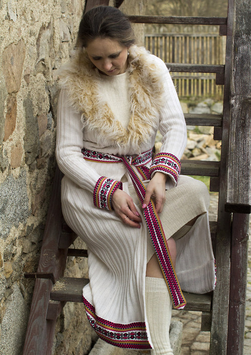 Bíločervené etno — foto 1