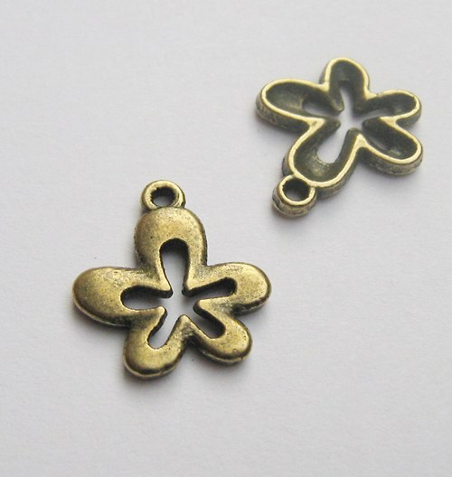 Přívěsek kytička 17 x 15 mm 2ks