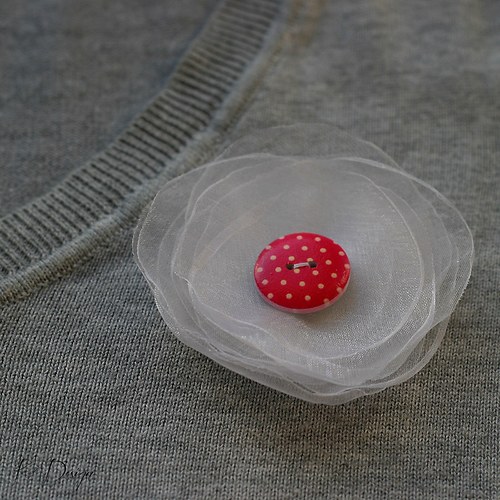 Sněhobílá brož s knoflíkem — foto 1