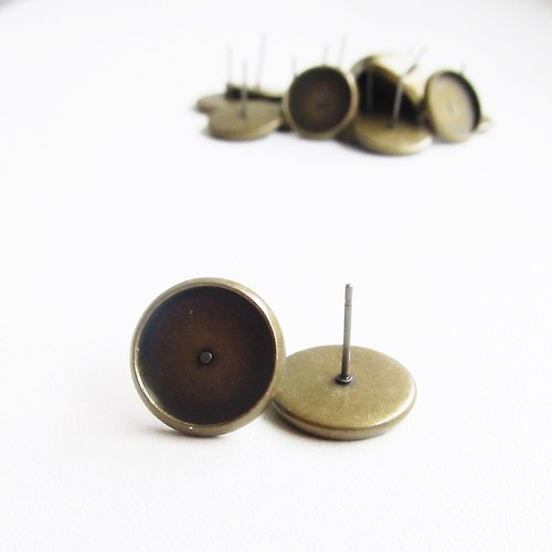 Puzety s lůžkem 8mm starozlato- 1 pár
