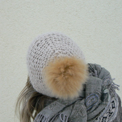 Pom pom - pletená čepice s bambulí — foto 1