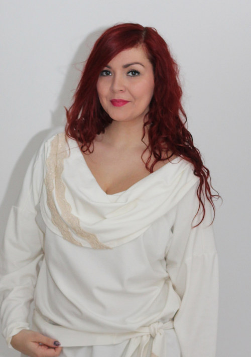 Halenka zdobená krajkou — foto 1