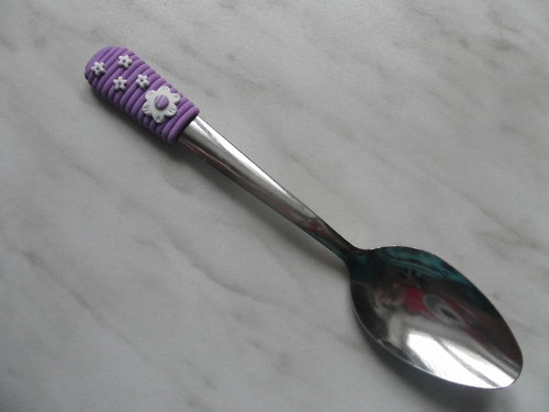 Květinky na fialovém podkladu - lžička na kávu/čaj