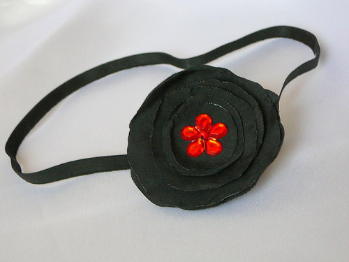 Černá čelenka.