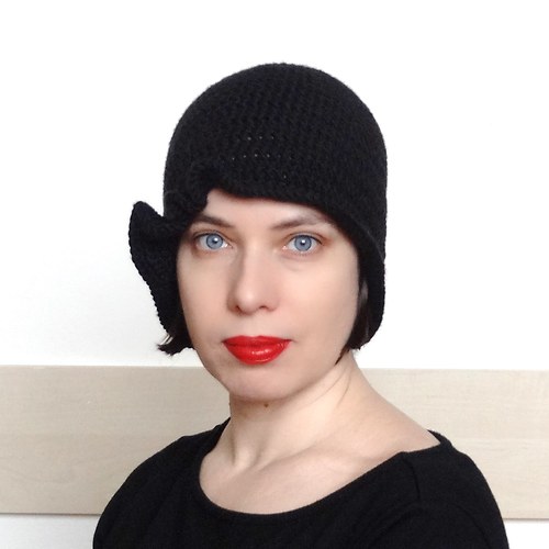 Madam Krajewska a malý černý - háčkovaný klobouk — foto 1