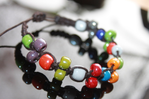 Barevná variace.. Náramek shamballa/makramé — foto 1