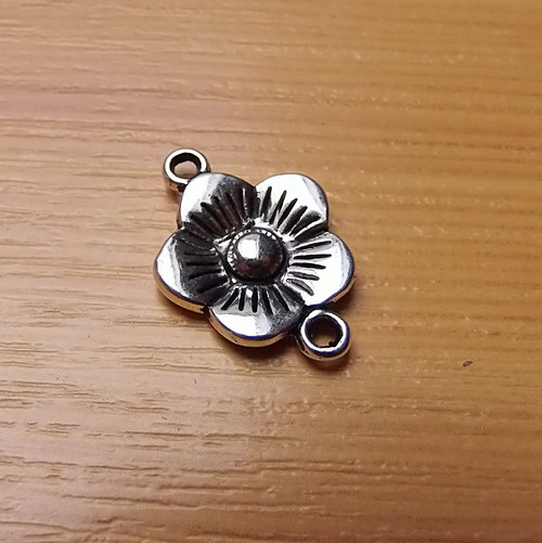 Mezidíl - kytička - starostříbro - 22x16mm