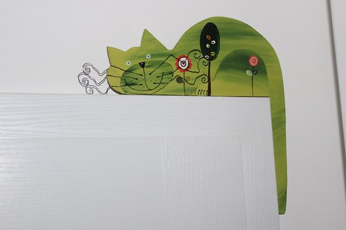 Dřevěná kočka Z ALEJE na dveře nebo polici