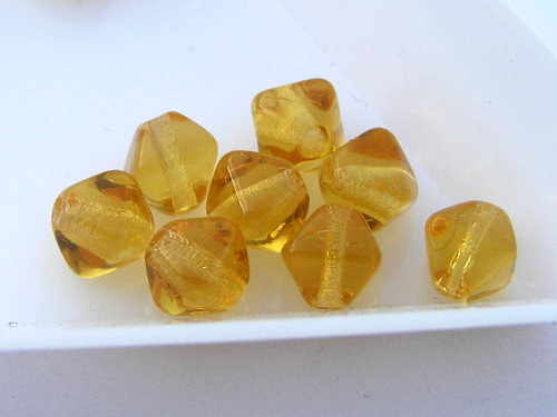 6 mm Lucerny pyramidky žlutohnědé topaz I 100 ks