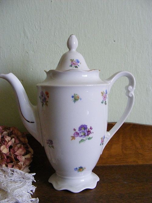 Porcelánová půvabná konvice — foto 1