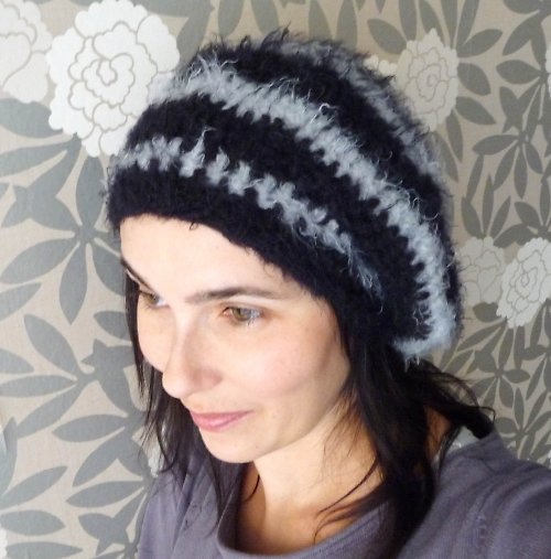 Černo-šedý baret — foto 1