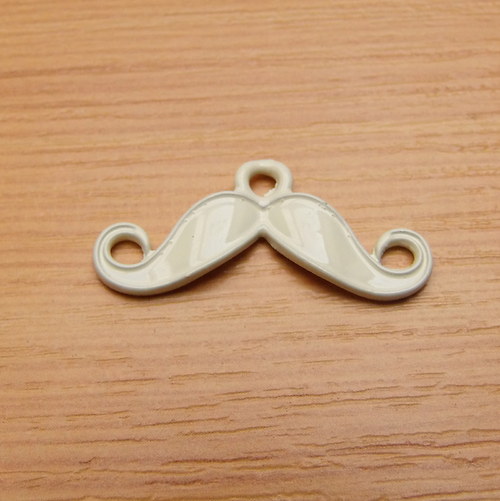 Knír - 43mm x 11mm