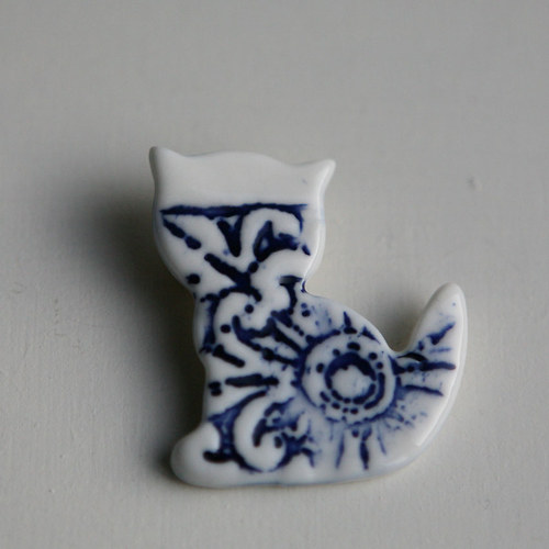 Kočičí posezení (porcelánová brož) — foto 1