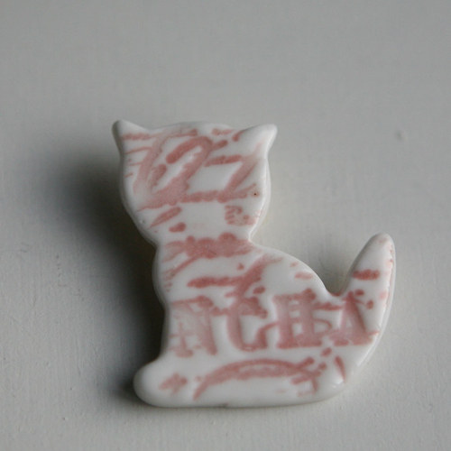 Koči-čí psaní (porcelánová brož) — foto 1