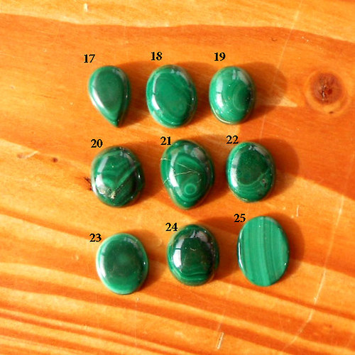 Malachitový Kabošon č.17 - 8x12mm