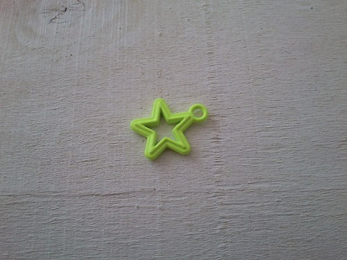 Hvězdička 15x18 mm - neonově žlutá