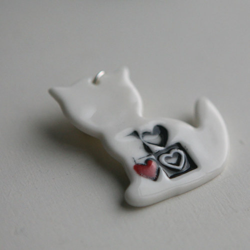 Kočka srdcatá (porcelánový přívěs) — foto 1