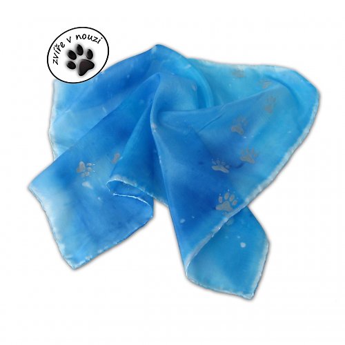 Hedvábný modrý šátek se stříbrnými psími stopami — foto 1