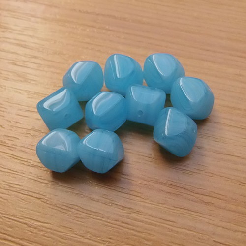 Mačkané korálky - pyramidky - 8mm