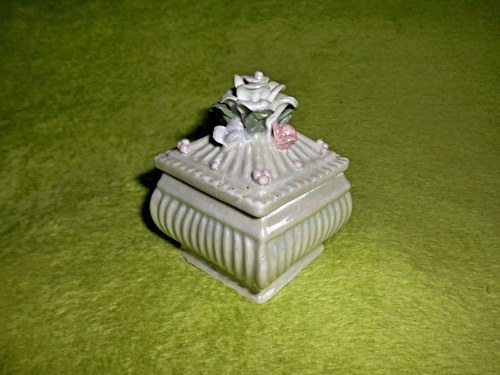 Biela porcelánová šperkovnica