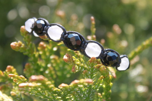 Black and white.. Náramek shamballa/makramé — foto 1