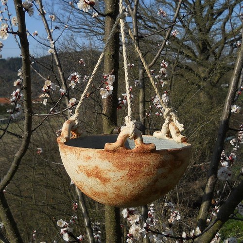 Závěsný květináč oranžový