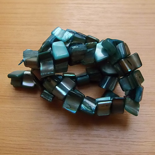 Perleťové zlomky - 8x8x5mm